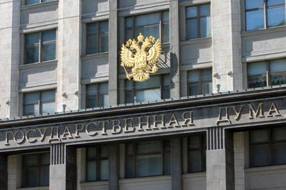 Фасад здания с государственным гербом России и надписью «Государственная Дума»